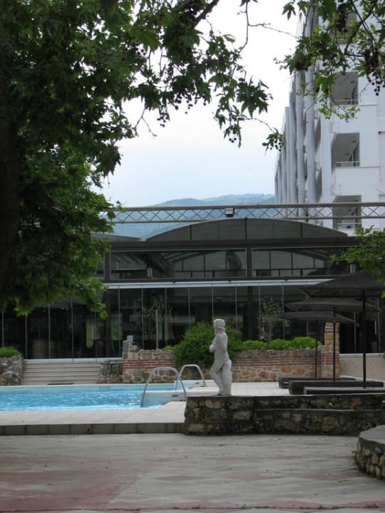 Der kleine Pool vor der Bar und Restaurant Cronwell Platamon Resort