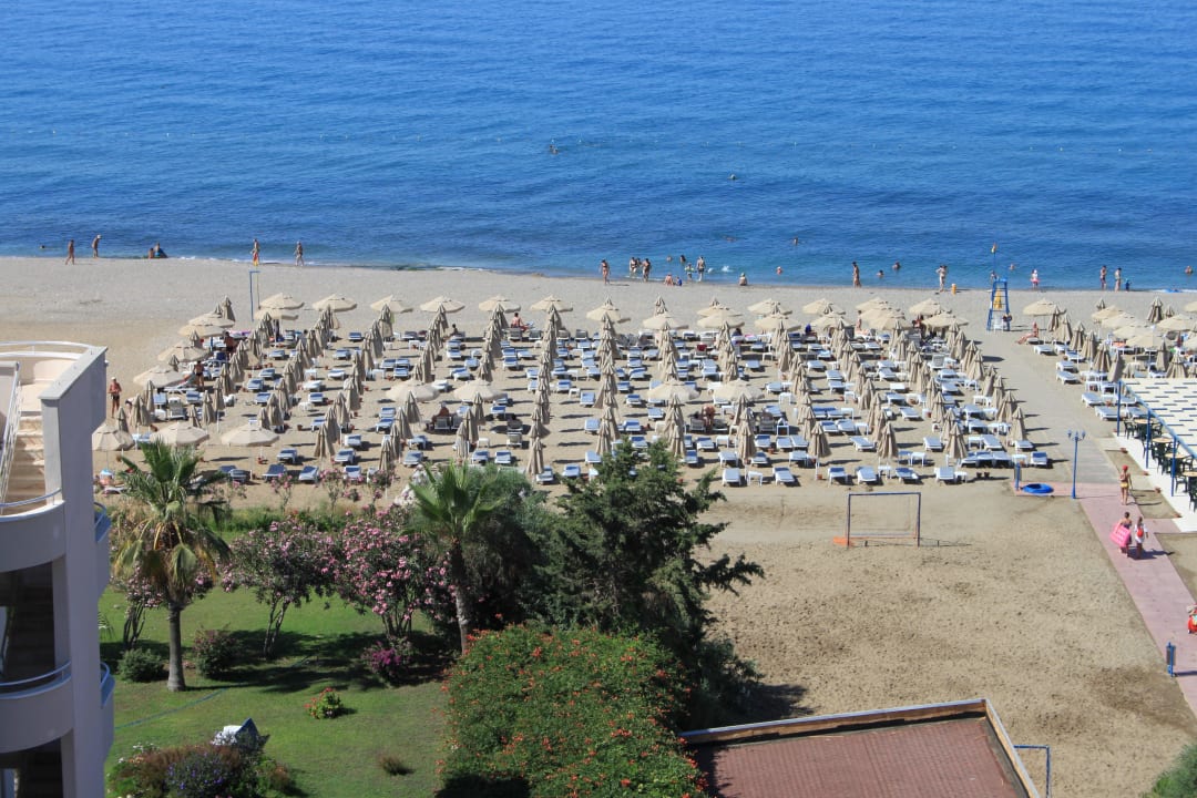 Aus obersten Appartement.Hotel Strand mit Liegen Hotel Royal Garden Beach