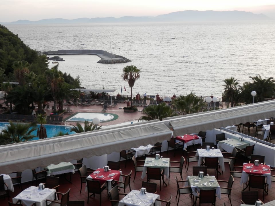 Von der Pianobar auf das Hauptrestaurant Hotel Pine Bay Holiday Resort