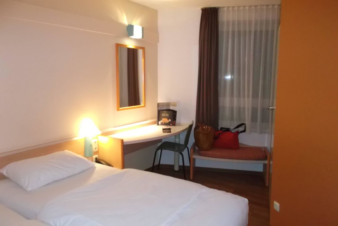 Für 2 große Leute wie in einer Zelle Hotel Ibis Frankfurt Centrum