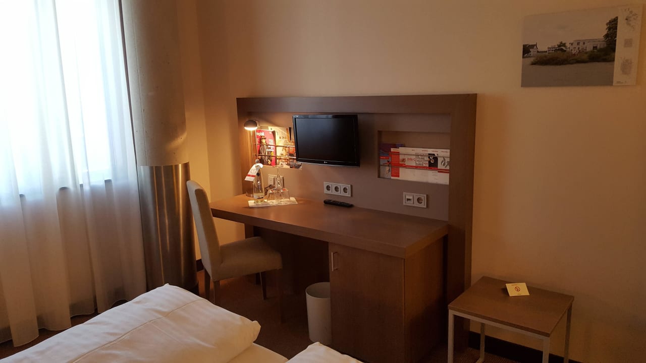 Schreibtisch & TV IntercityHotel Mannheim