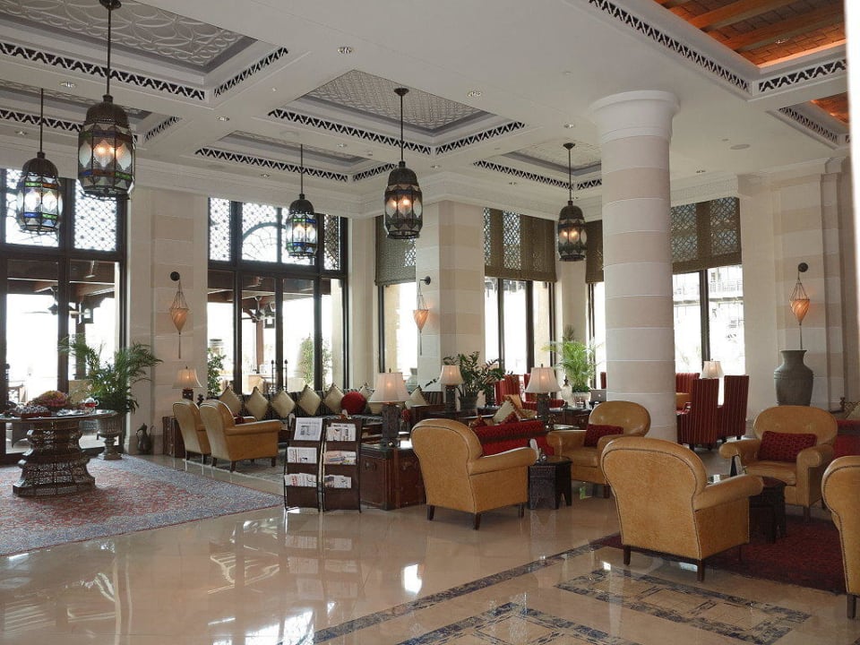 Kaffeerestaurant in der Lobby Jumeirah Mina Al Salam