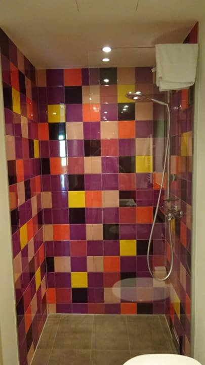 Dusche im Bad Explorer Hotel Montafon