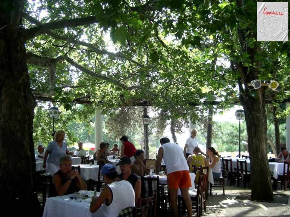 Der Außenbereich des Restaurants Vemara Beach