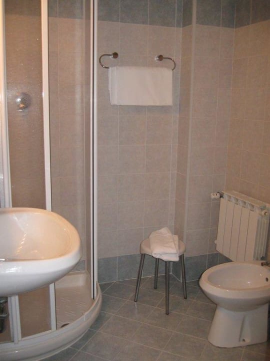 Bad mit Dusche und Pidee Hotel Terminus Plaza