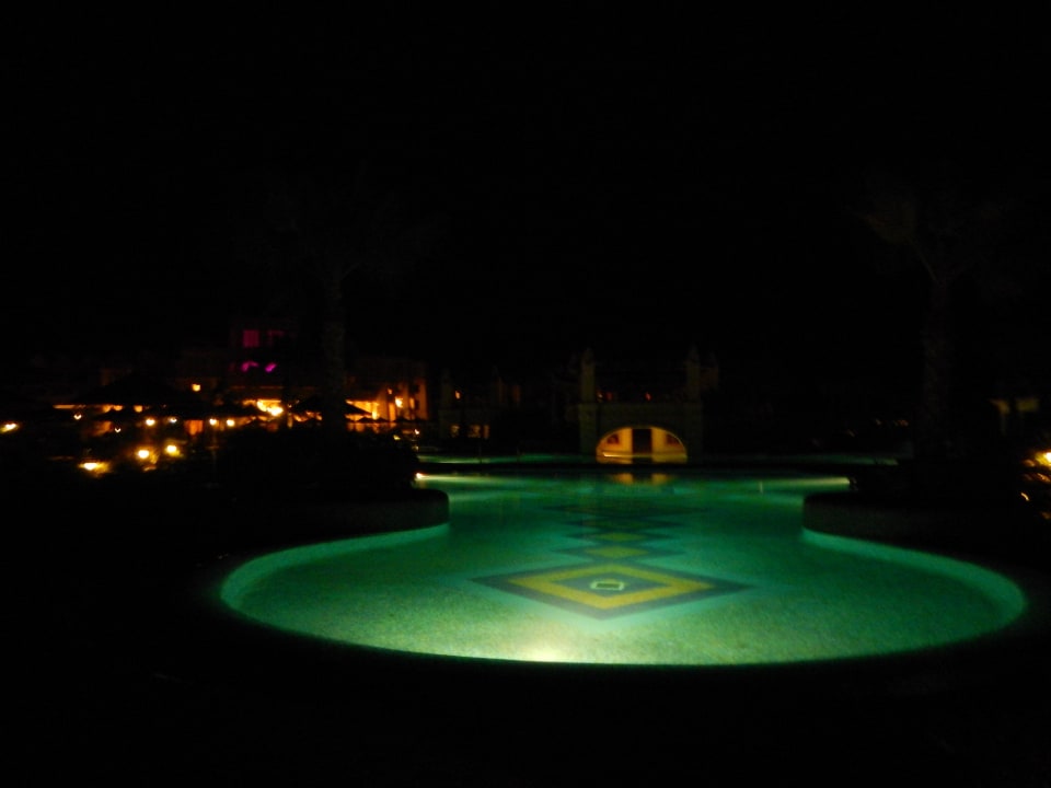 Hauptpool bei Nacht Hotel Riu Touareg