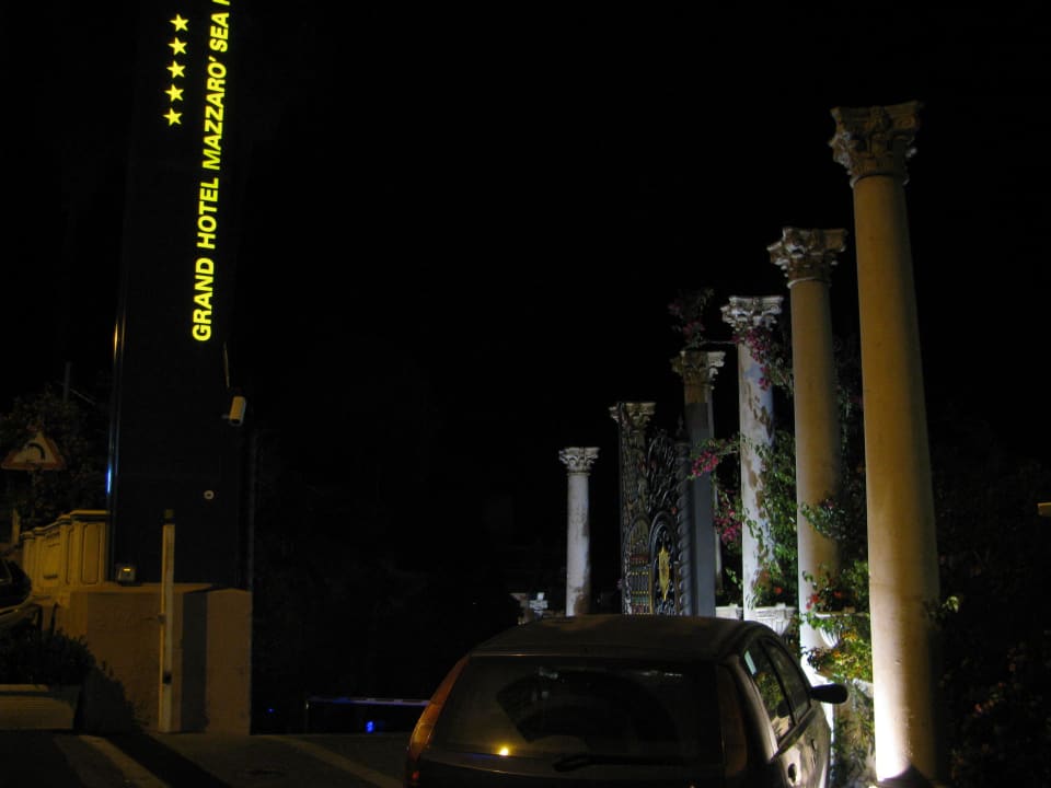 Einfahrt zum Hotel Mazzaro Sea Palace