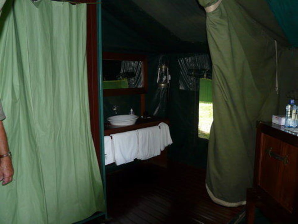 Waschbecken und Handtücher mit Entim-Logo Entim Masai Mara Camp