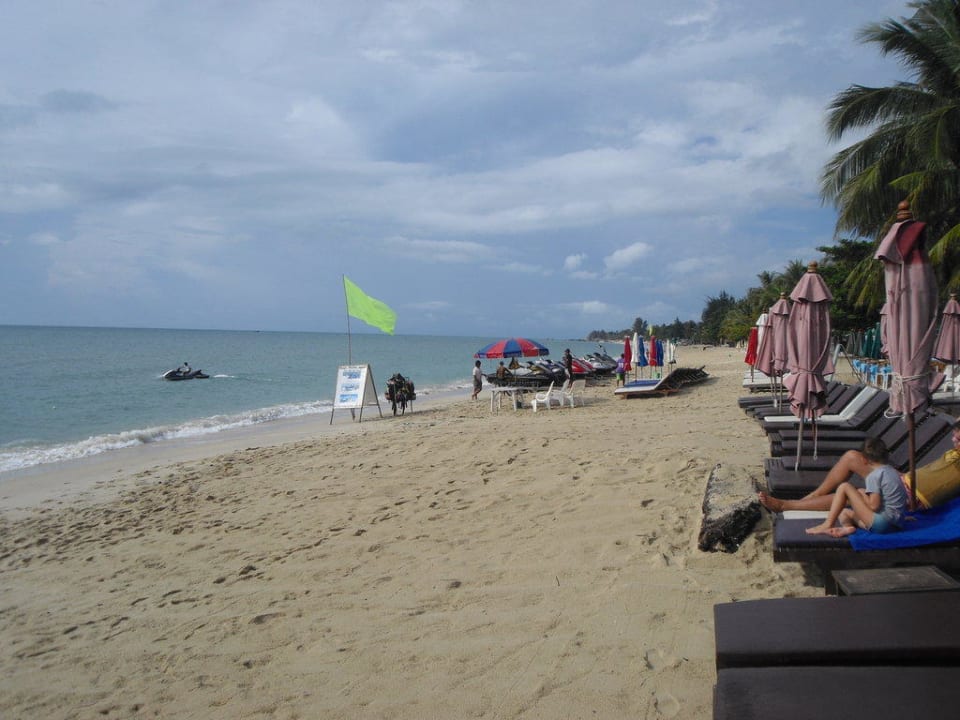 Strand am Hotel rechts Thai House Beach Resort