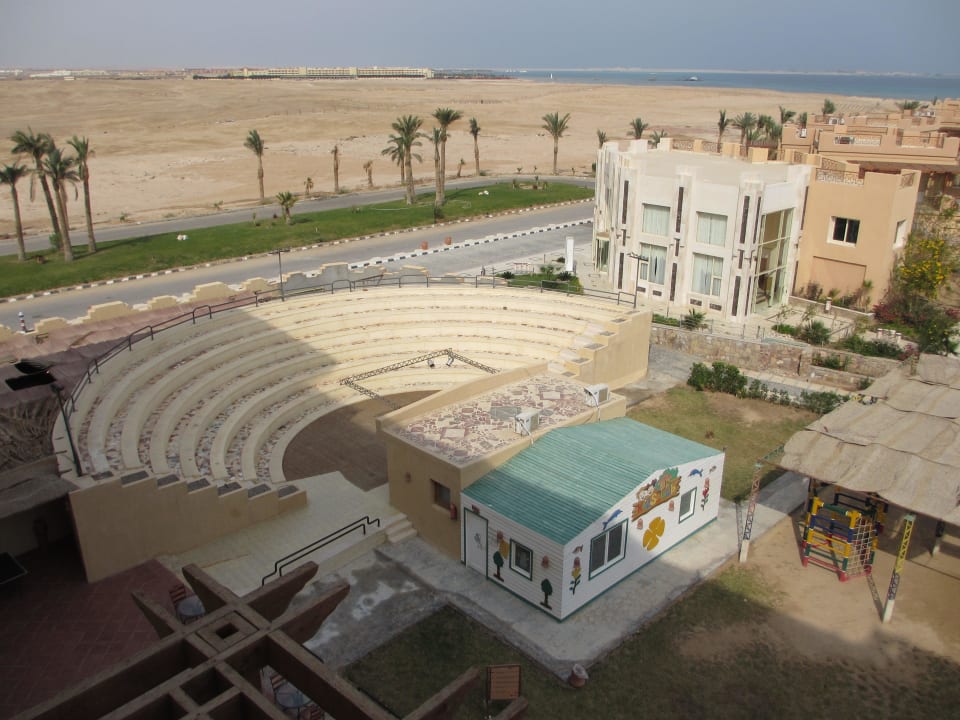 Вид с балкона на амфитеатр и детский клуб Imperial Shams Abu Soma