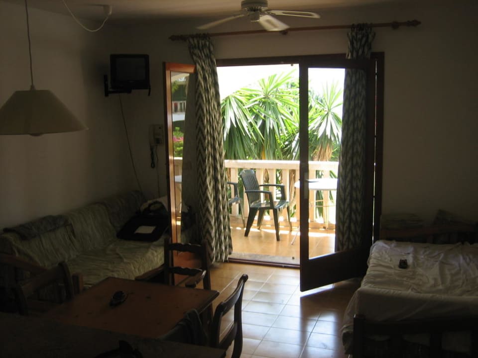 Wohnraum mit Blick auf den Balkon Hotel Pinos Playa