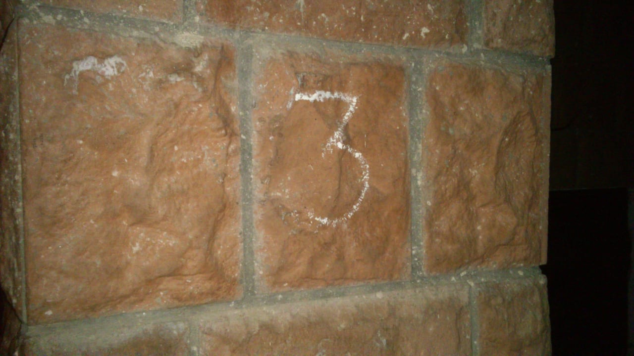 Fast schon ein Geheimzeichen  - die Hausnummer 3 Hostel Petrani