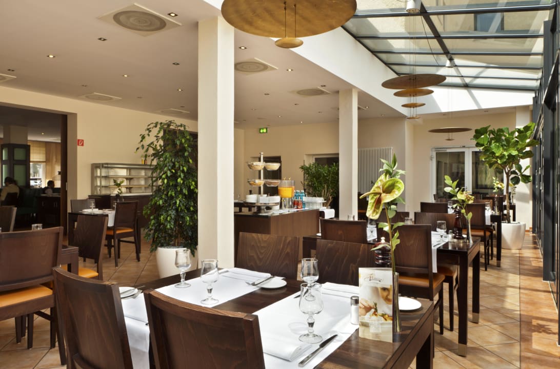 Restaurant Brasserie Wintergarten Frühstück Flemings Hotel München-Schwabing