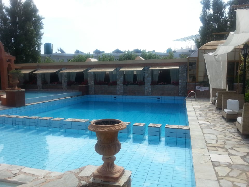 Vorderer Pool an der Rezeption Orpheas Resort - Adults Only
