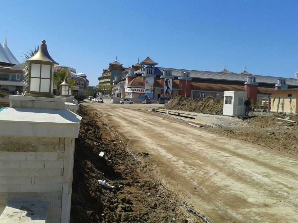 Blick vom Eingang zum Stone Center Well Palace Side