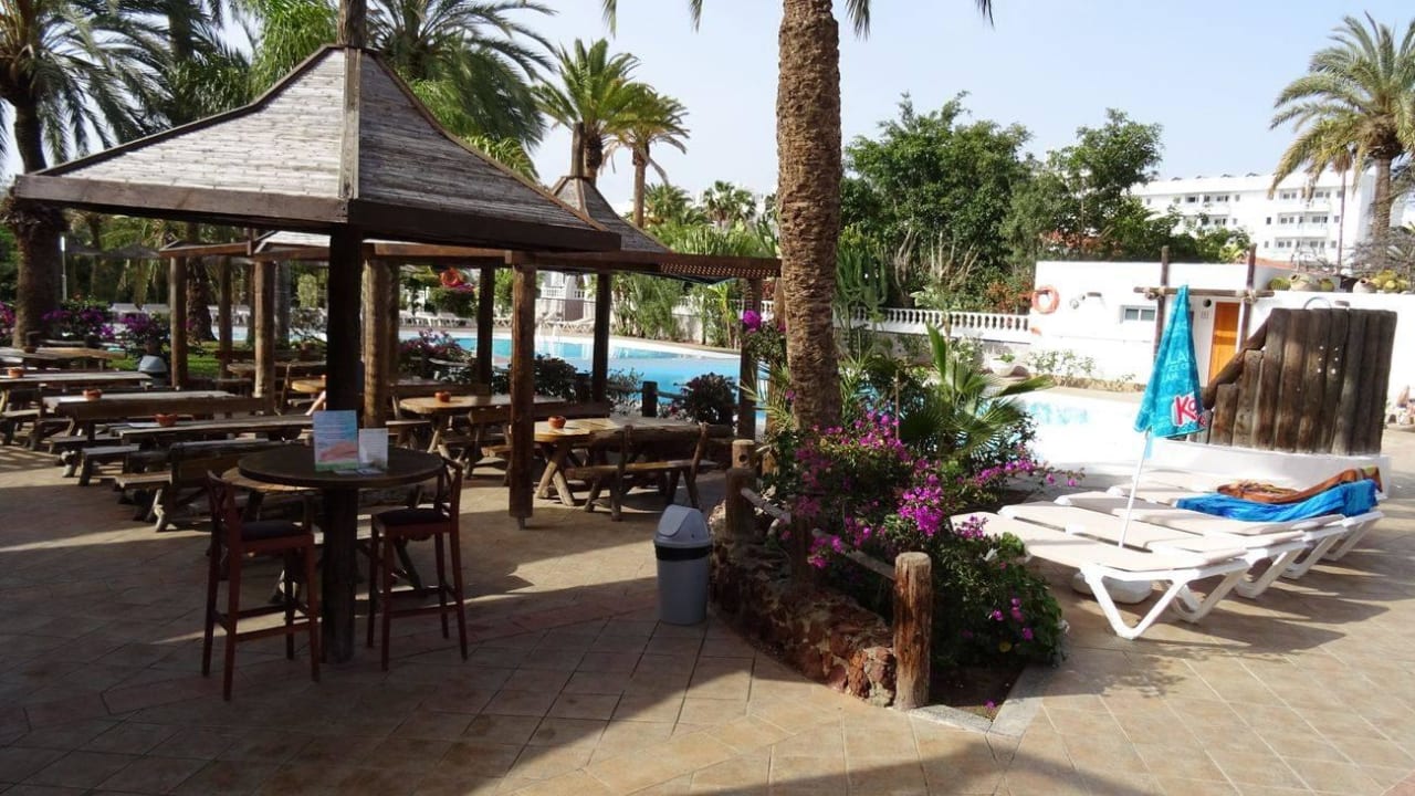 Pool und Poolbar HL Miraflor Suites Hotel