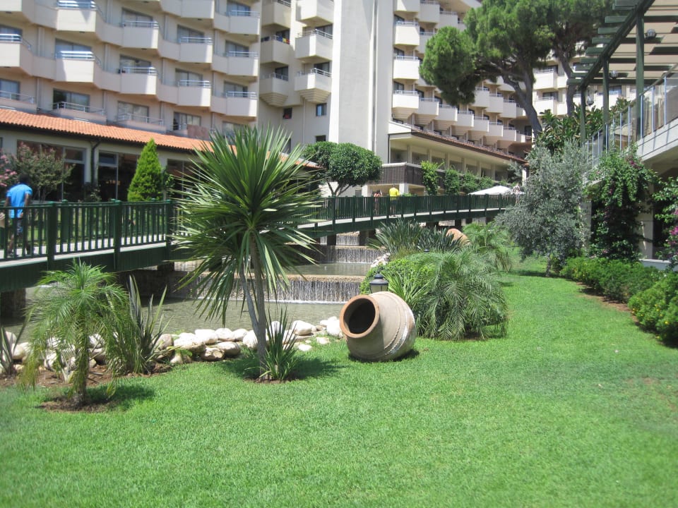 Zwischen Pool und Haupthaus Bellis Deluxe Hotel