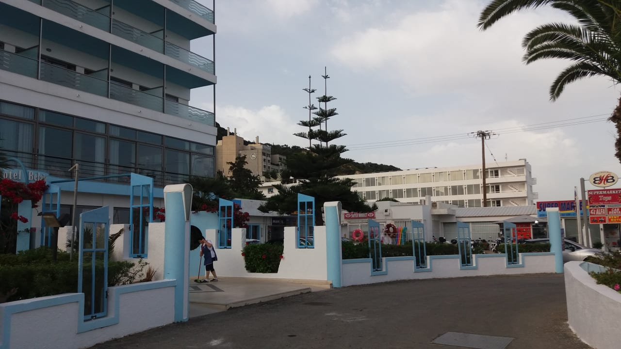 Das Hotel von außen Belair Beach Hotel