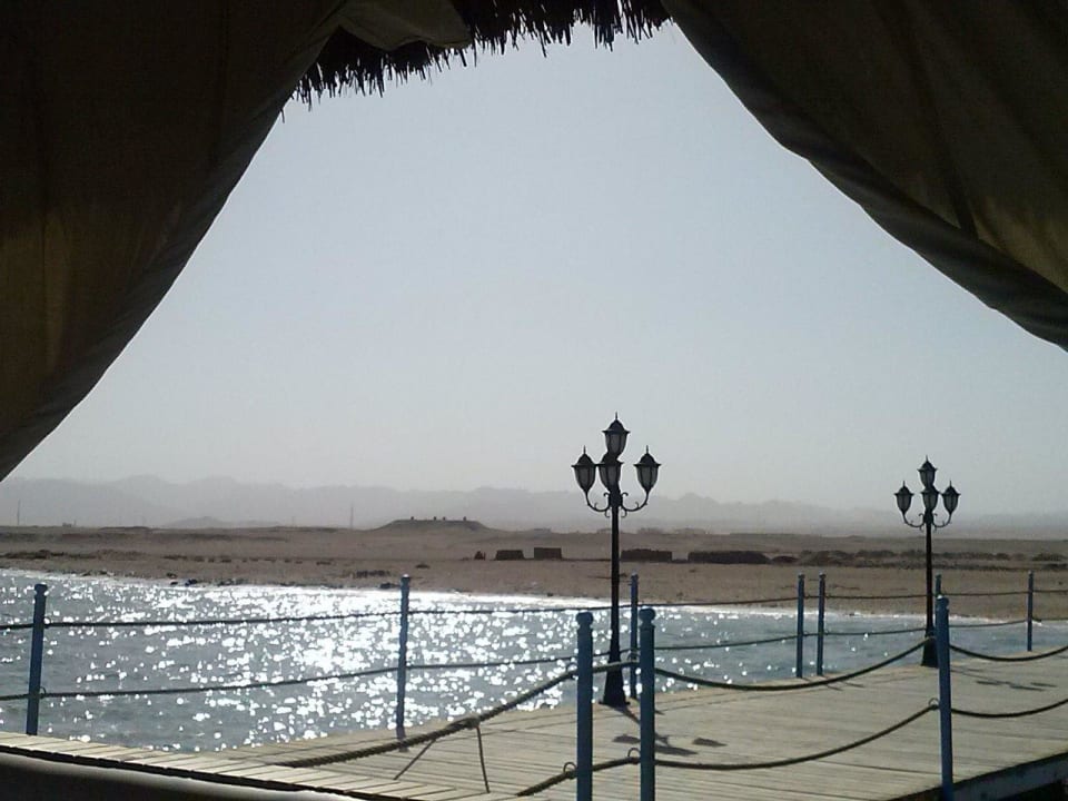 Widok z pomostu na pustynię obok hotelu Amwaj Beach Club Abu Soma Resort