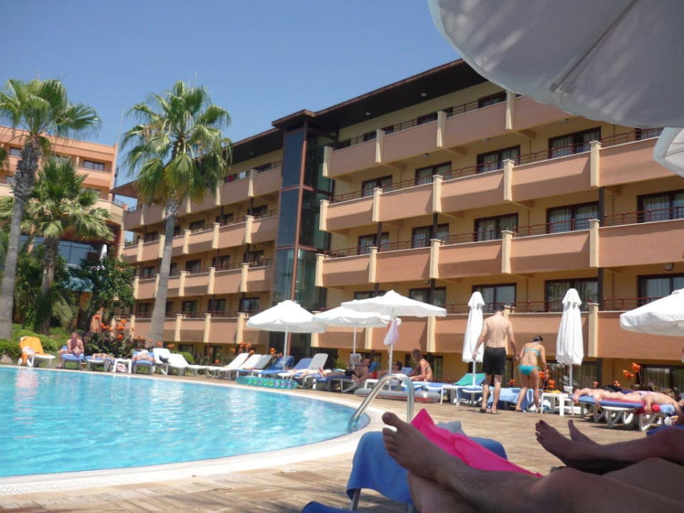 Blick von außen auf die Zimmer Hotel Grand Side