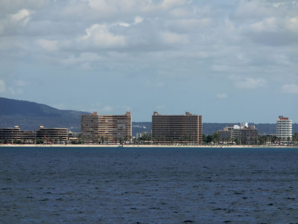 Blick von der Meerseite aufs Hotel allsun Hotel Pil-lari Playa