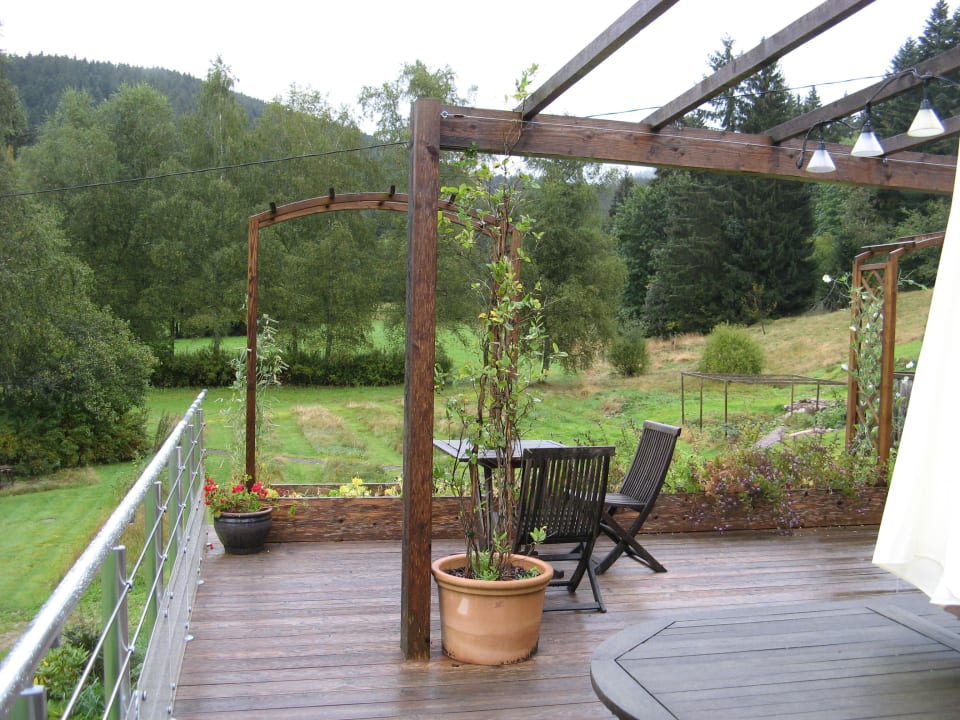 Terrasse hinter dem Haus Hotel Auberge De La Poulcière