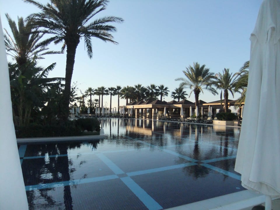 Pool am Abend Crystal Tat Beach
