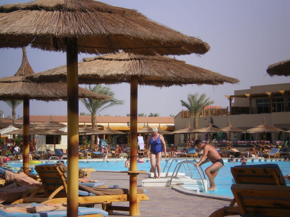 Einer der 4 Poolanlagen Pickalbatros Dana Beach Resort - Hurghada