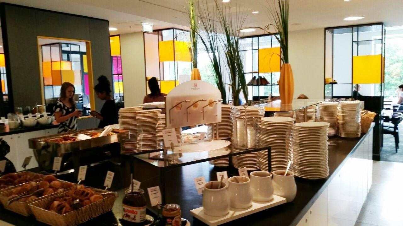 Im Frühstücksraum Vienna House by Wyndham Andel's Berlin