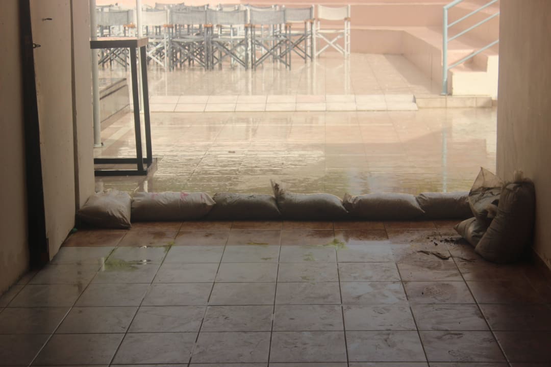 Wały przeciw powodziowe  Sovereign Beach Hotel