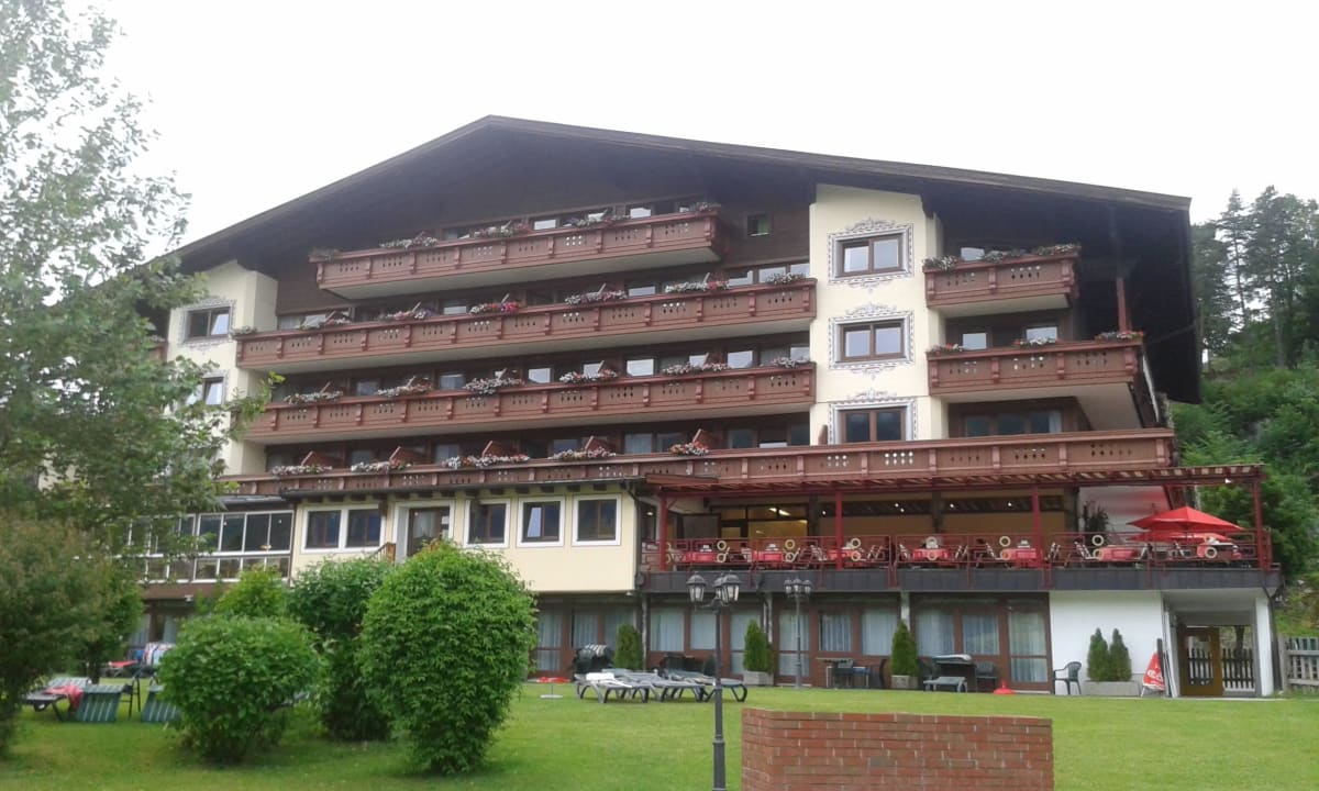 Blick aufs Hotel vom Gatren Hotel Bellevue am See