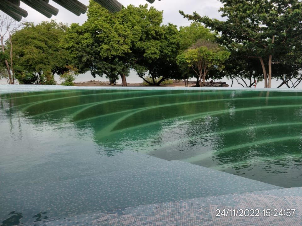 Pool Island Escape Burasari