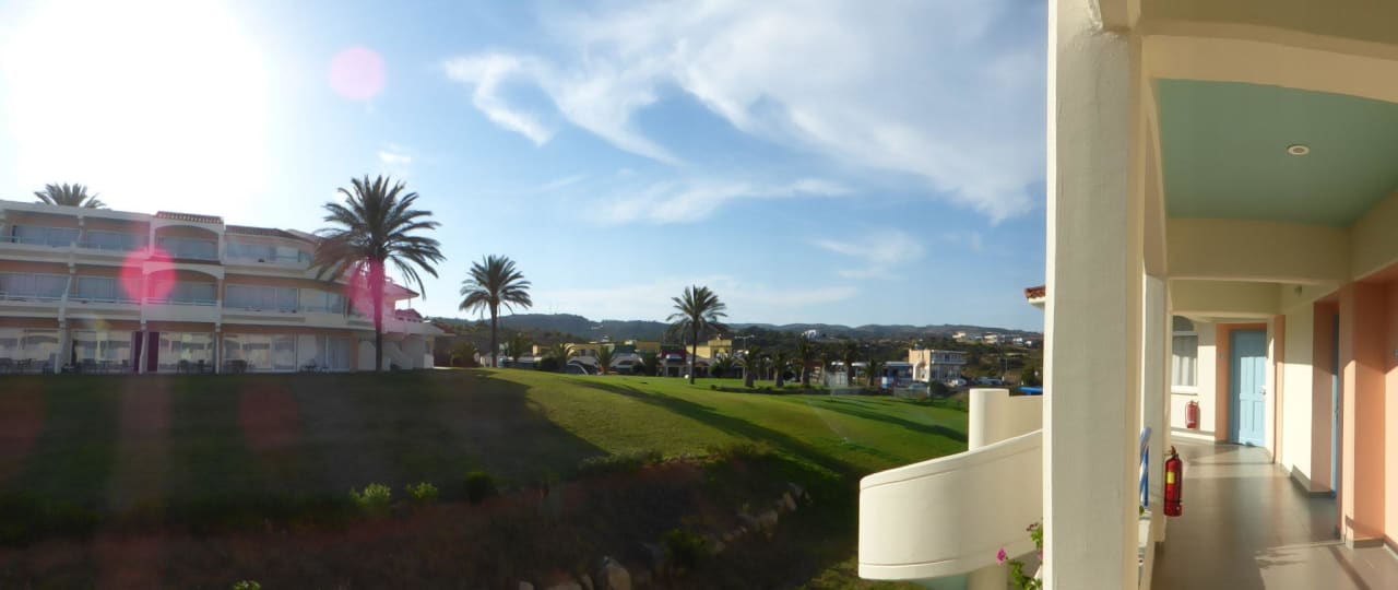 Auf der anderen Straßenseite kleine Einkaufsmeile Rodos Princess Beach Hotel & Spa