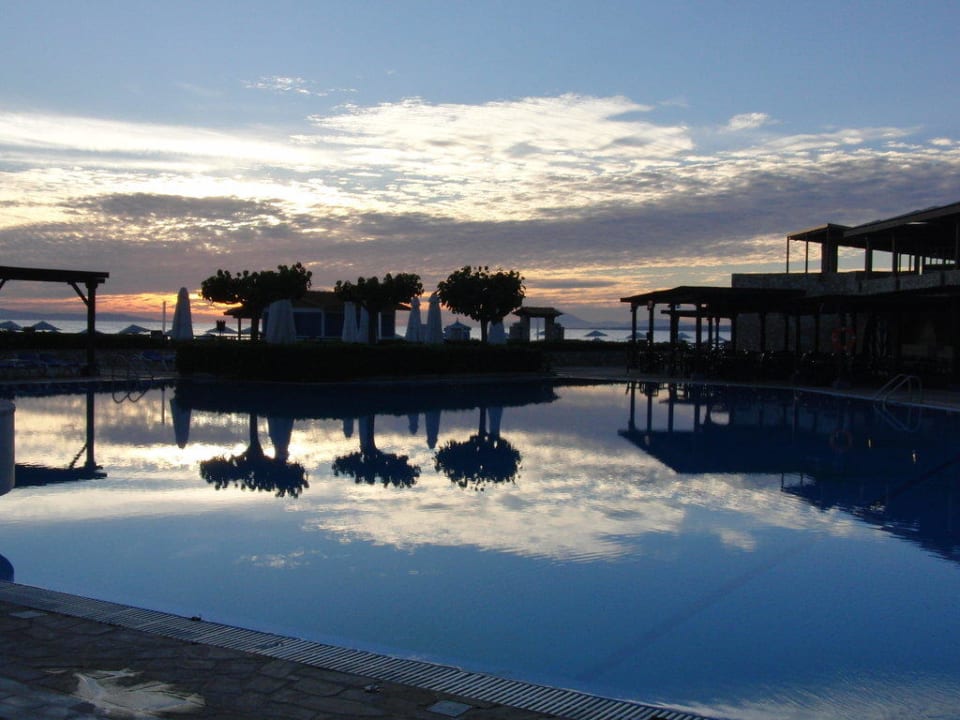 Hauptpool direkt am Meer  Aldemar Olympian Village