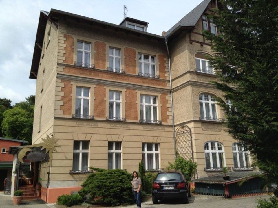 Vor dem Hotel Anno 1900 Hotel Babelsberg