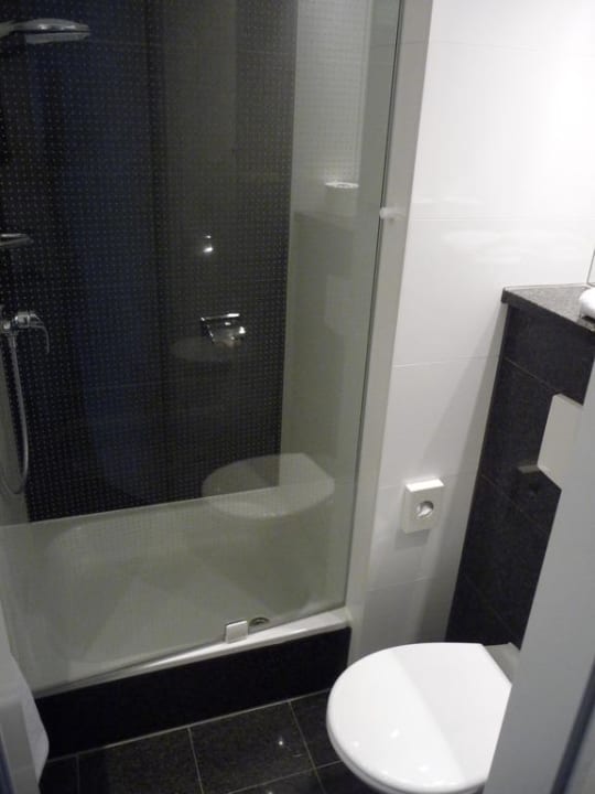 Badezimmer Motel One Nürnberg-Plärrer