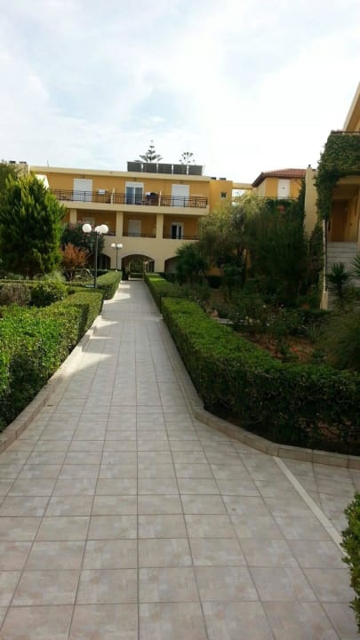 Der Weg vom Strand zum Hotel. Vantaris Luxury Beach Resort