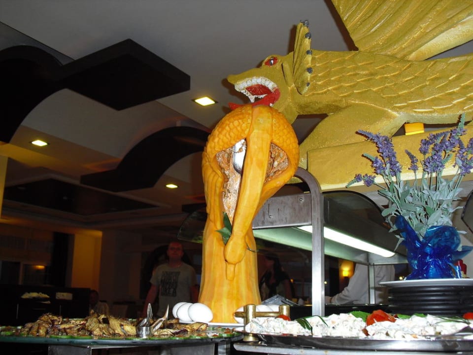 Buffet und Figuren im Hotelrestaurant Telatiye Resort