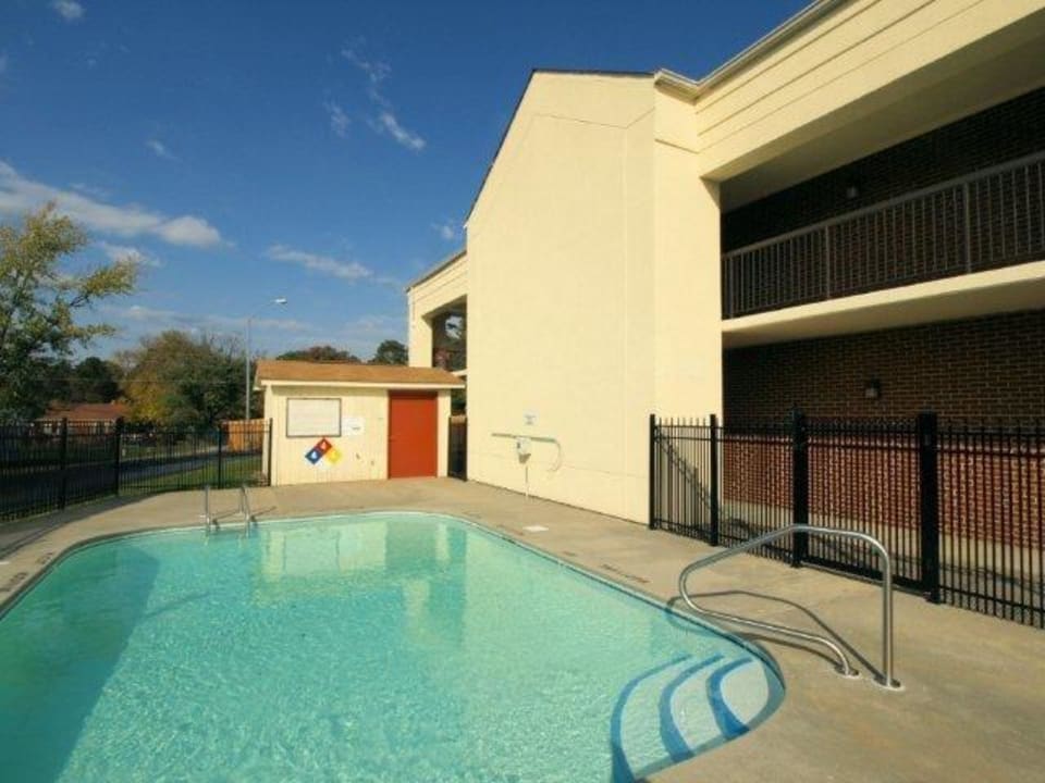 Seasonal Pool with Sundeck Hotel Econo Lodge Henderson