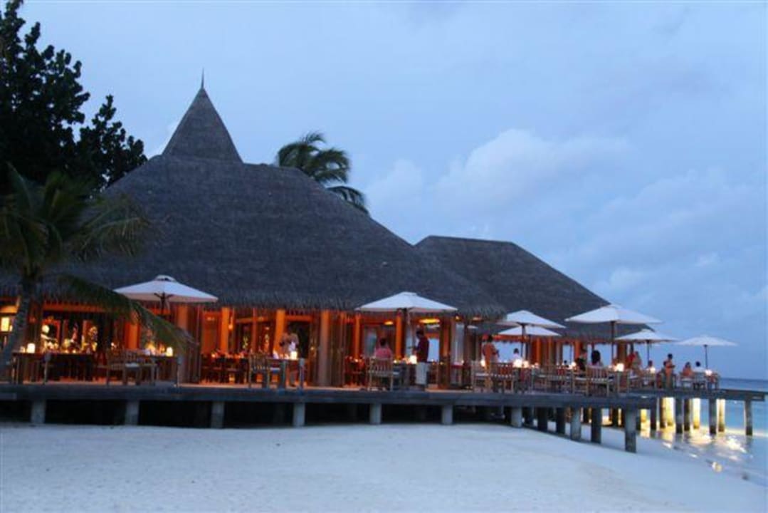 Restaurant bei Abend Veligandu Maldives Resort Island