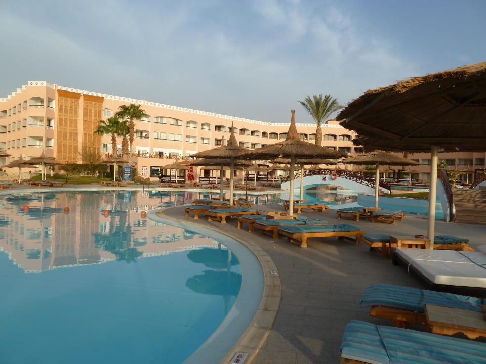 Haupthaus mit Pool Beach Albatros Resort