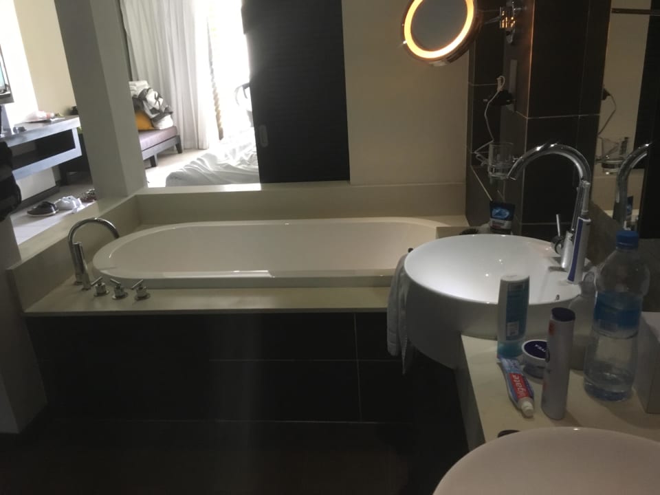 Offenes Bad im Zimmer Crystals Beach Resort Belle Mare, a member of Radisson Individuals