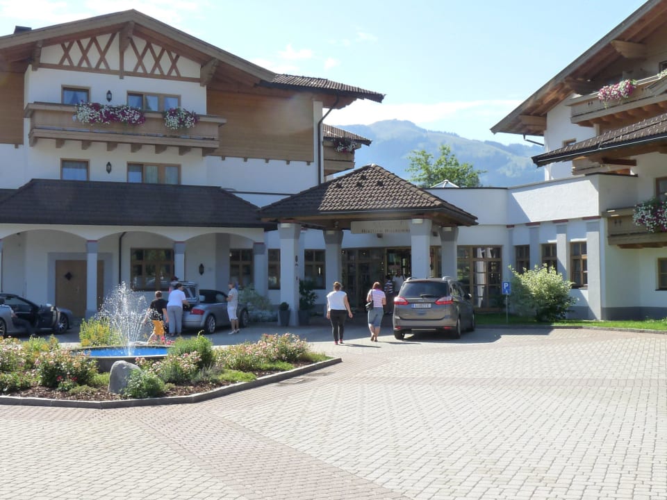 Eingang ins Hotel Lisi Family Hotel Reith bei Kitzbühel