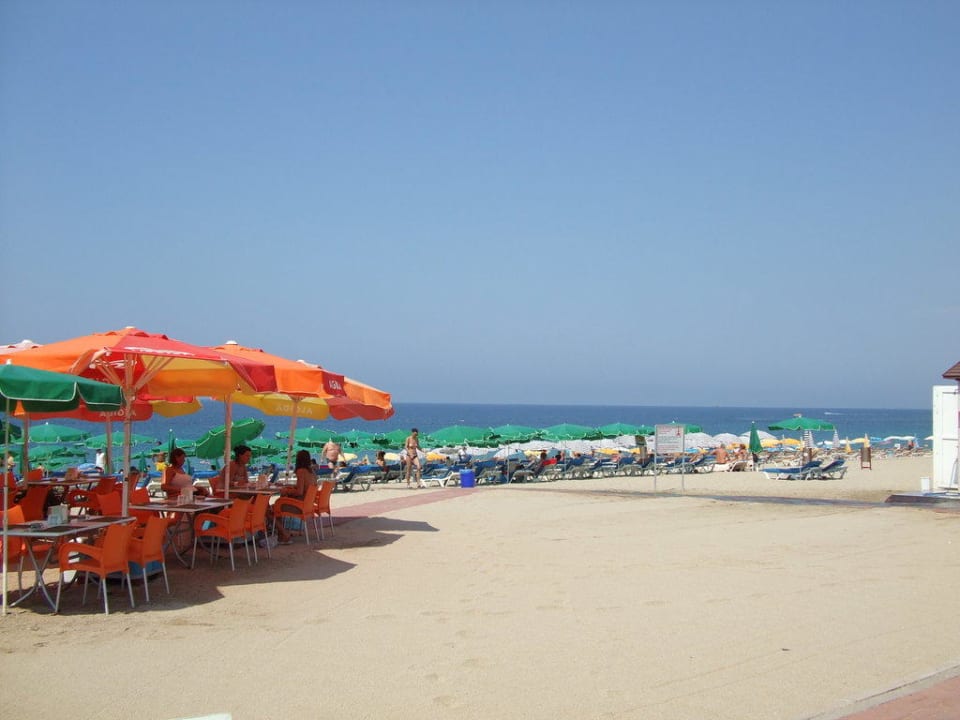 Strand und links im Bild noch die Strandbar Gardenia Hotel