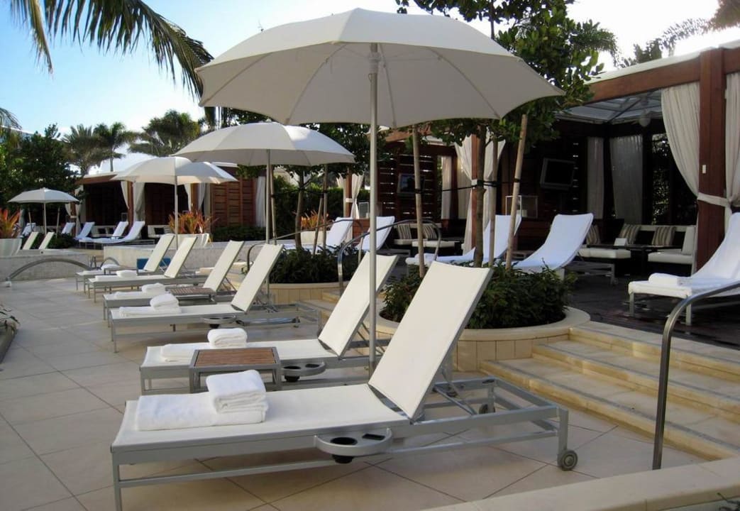 Pool loungers Hotel Fontainebleau Miami Beach