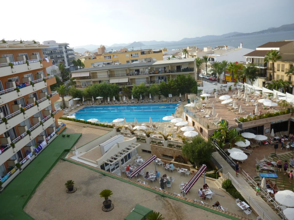 Vor dem Pool Restaurant-Bereich, rechts Terrasse Caprice Janeiro Hotel & Spa