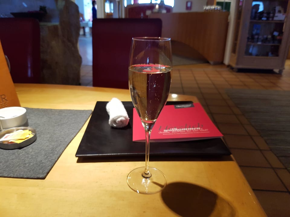 Begrüssungsdrink und Erfrischungstuch Hotel Quellenhof Leutasch, Tirol