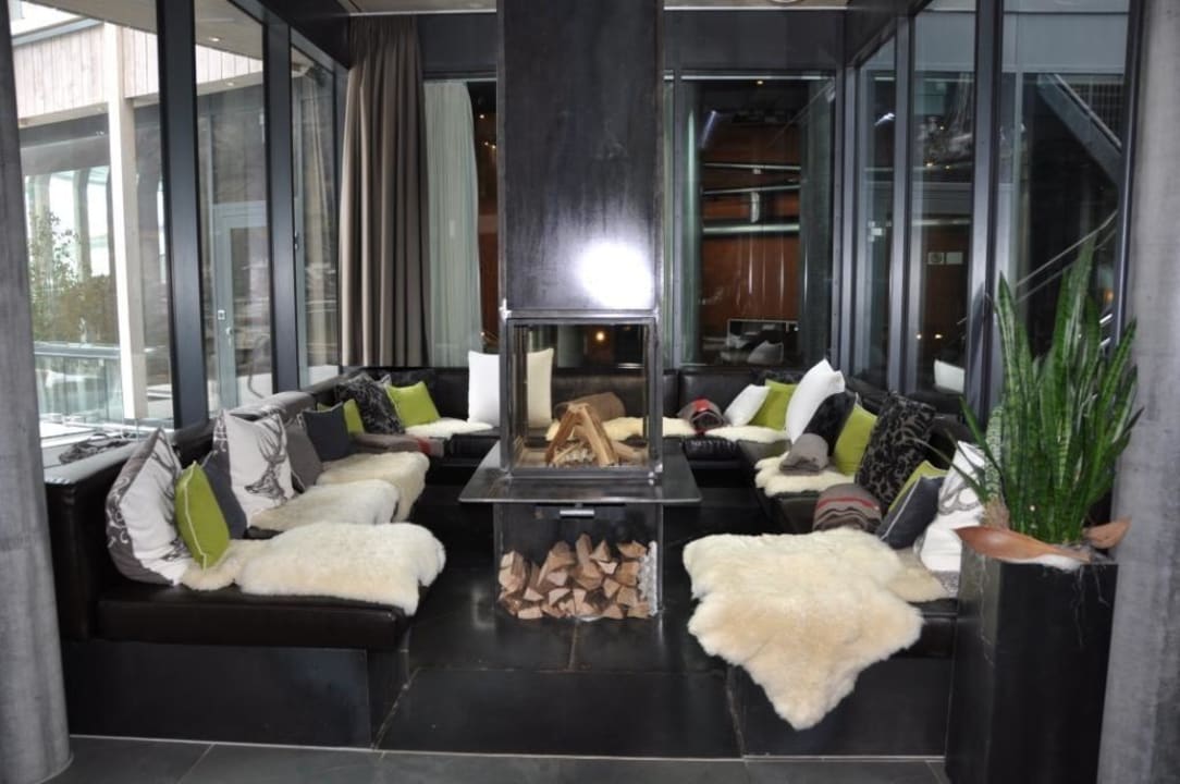 Lounge mit Kamin Matterhorn FOCUS Design Hotel