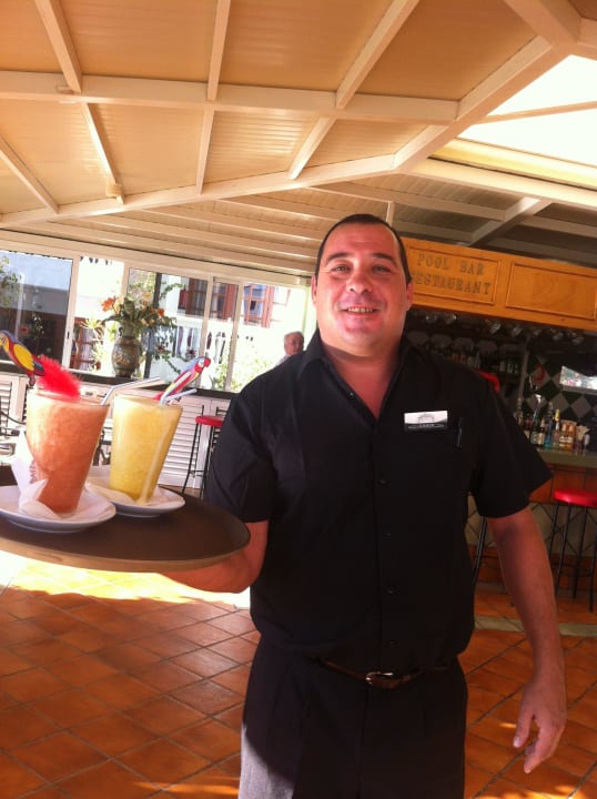 Der nette Kellner mit Smoothies! Suite Hotel Montana Club