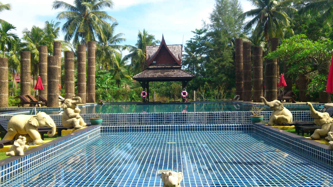 Kinderpool und im Hintergrund Poolbar Hotel Takolaburi Khao Lak